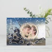 私たちの初めてのクリスマスフォトカップルのカード雪の球体 シーズンカード (スタンド正面)