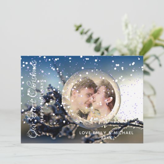 私たちの初めてのクリスマスフォトカップルのカード雪の球体 シーズンカード (スタンド正面)