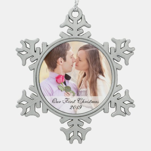 私たちの初めてのクリスマスフォトスノーフレークオーナメント スノーフレークピューターオーナメント (正面)