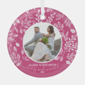 私たちの初めてのクリスマスフォトピンク ガラスオーナメント (正面)