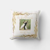 私たちの初めてのクリスマスフォト金ゴールドリースオンホワイト クッション (正面)