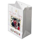 私たちの初めてのクリスマスフローラスノーフレーク結婚写真 ミディアムペーパーバッグ (正面アングル)