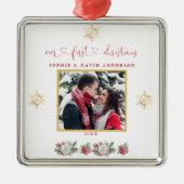 私たちの初めてのクリスマスフローラスノーフレーク結婚写真 メタルオーナメント (正面)
