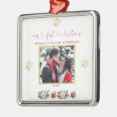 私たちの初めてのクリスマスフローラスノーフレーク結婚写真 メタルオーナメント (左)