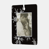 私たちの初めてのクリスマスブラックスノーフレークスミニマリスト メタルオーナメント (正面左)