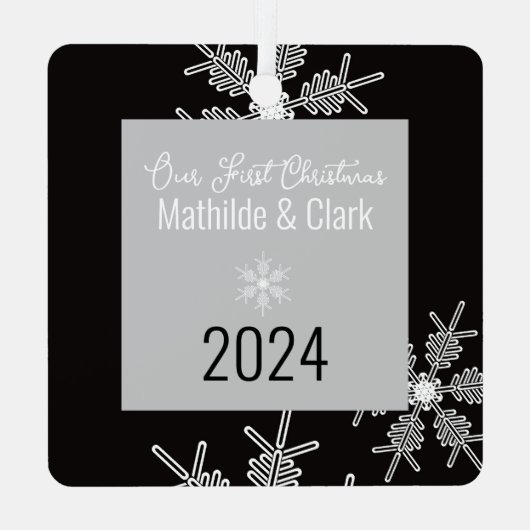 私たちの初めてのクリスマスブラックスノーフレークスミニマリスト メタルオーナメント (裏面)