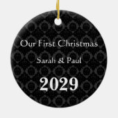 私たちの初めてのクリスマスブラックダマスクフォトオーナメント セラミックオーナメント (裏面)