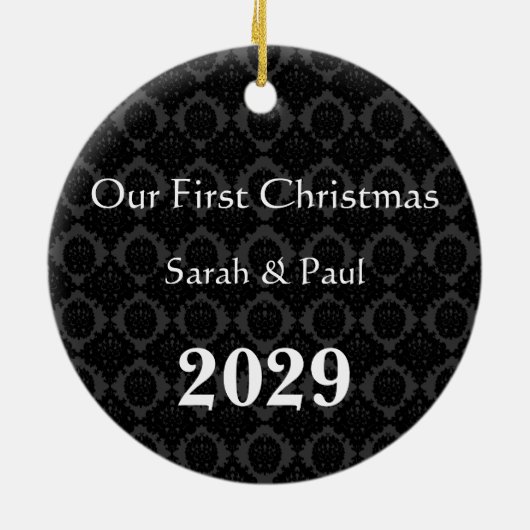 私たちの初めてのクリスマスブラックダマスクフォトオーナメント セラミックオーナメント (裏面)