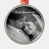 私たちの初めてのクリスマスブラックダマスクフォトオーナメント メタルオーナメント (正面)