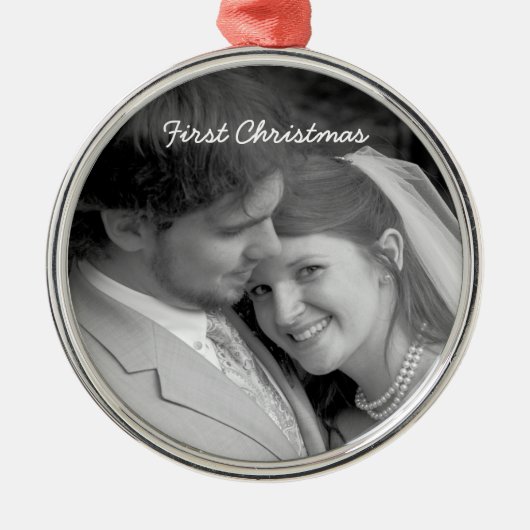 私たちの初めてのクリスマスブラックダマスクフォトオーナメント メタルオーナメント (正面)