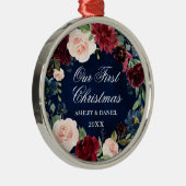 私たちの初めてのクリスマスブルガンディーブルーフローラリース メタルオーナメント