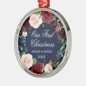 私たちの初めてのクリスマスブルガンディーブルーフローラリース メタルオーナメント (左)