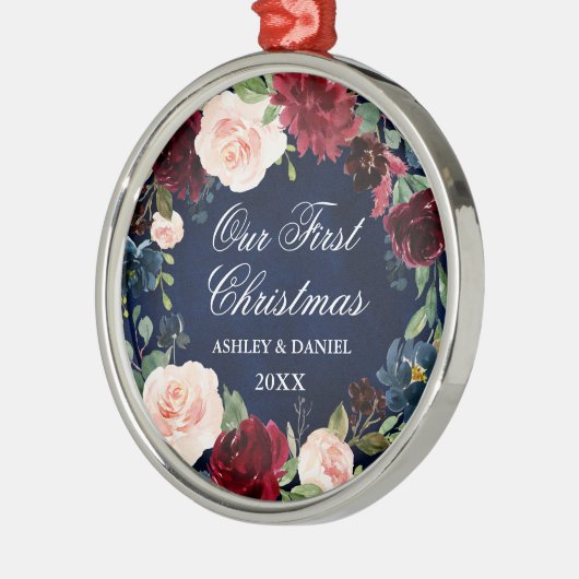 私たちの初めてのクリスマスブルガンディーブルーフローラリース メタルオーナメント