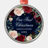 私たちの初めてのクリスマスブルガンディーブルーフローラリース メタルオーナメント (正面)