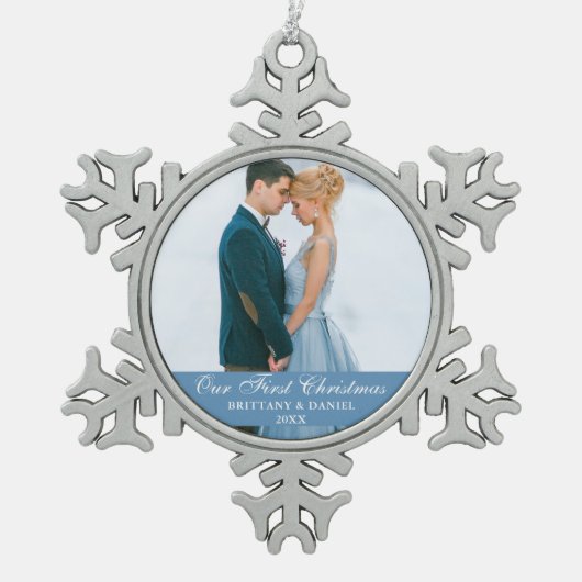 私たちの初めてのクリスマスブルーカップルの写真 スノーフレークピューターオーナメント (正面)