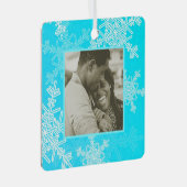 私たちの初めてのクリスマスブルースノーフレークスミニマリスト メタルオーナメント (正面右)