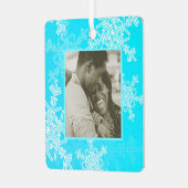 私たちの初めてのクリスマスブルースノーフレークスミニマリスト メタルオーナメント (正面左)