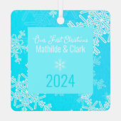 私たちの初めてのクリスマスブルースノーフレークスミニマリスト メタルオーナメント (裏面)