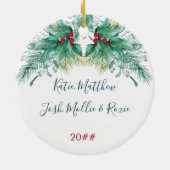 私たちの初めてのクリスマスホリーとキャンドルライトランタン セラミックオーナメント (裏面)