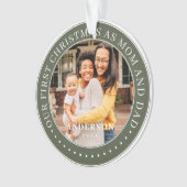 私たちの初めてのクリスマスママとパパシンプル写真 オーナメント (正面)