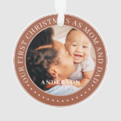 私たちの初めてのクリスマスママとパパシンプル写真 オーナメント (裏面)