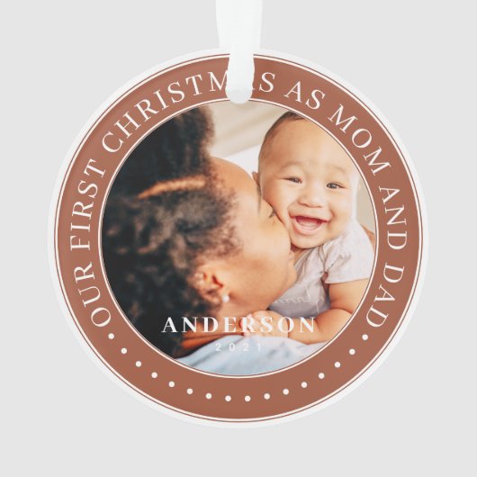 私たちの初めてのクリスマスママとパパシンプル写真 オーナメント (裏面)