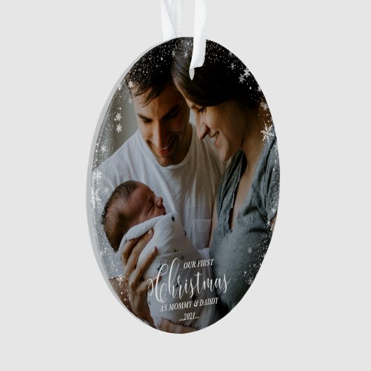 私たちの初めてのクリスマスママとパパスノーフレーク写真 オーナメント (正面)