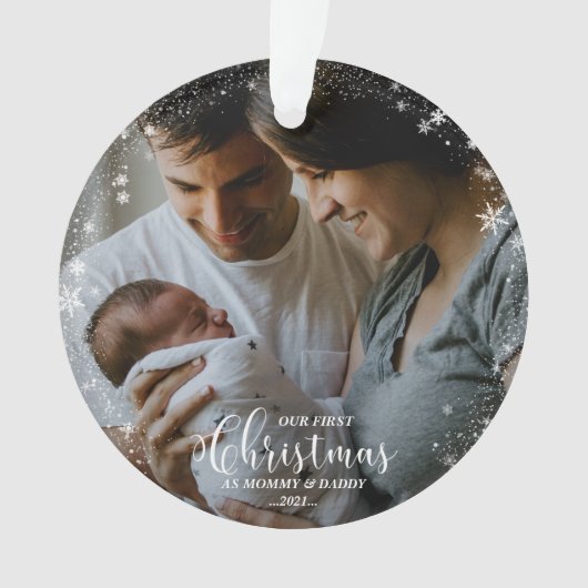 私たちの初めてのクリスマスママとパパスノーフレーク写真 オーナメント (正面)
