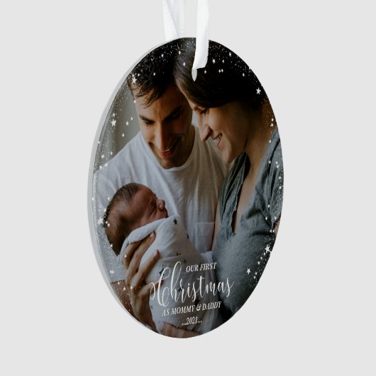 私たちの初めてのクリスマスママとパパスノーフレーク写真 オーナメント (正面)