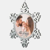 私たちの初めてのクリスマスママとパパベビー写真 スノーフレークピューターオーナメント (右)