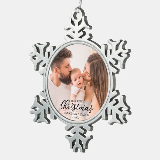 私たちの初めてのクリスマスママとパパベビー写真 スノーフレークピューターオーナメント (右)