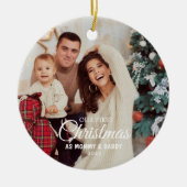 私たちの初めてのクリスマスママとパパベビー写真 セラミックオーナメント (正面)