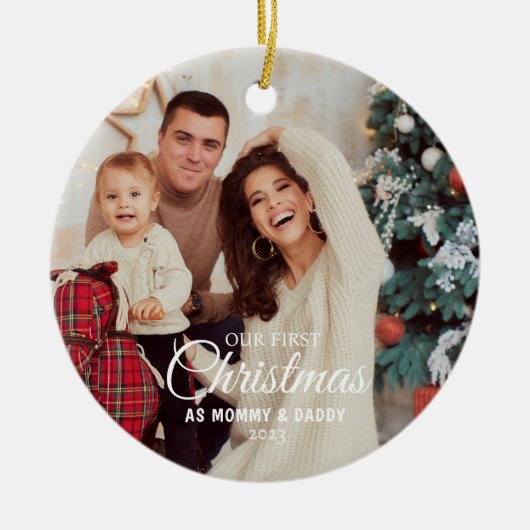私たちの初めてのクリスマスママとパパベビー写真 セラミックオーナメント (正面)