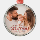 私たちの初めてのクリスマスママとパパベビー写真 メタルオーナメント (正面)