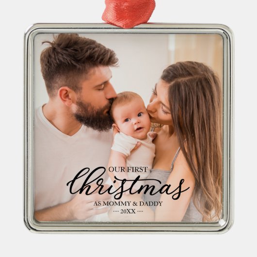 私たちの初めてのクリスマスママとパパベビー写真 メタルオーナメント (正面)