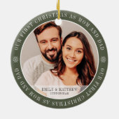私たちの初めてのクリスマスママとパパモダン2枚の写真 セラミックオーナメント (裏面)
