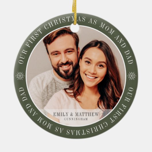 私たちの初めてのクリスマスママとパパモダン2枚の写真 セラミックオーナメント (裏面)