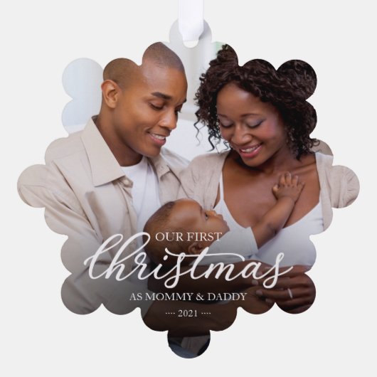 私たちの初めてのクリスマスママとパパ家族の写真 オーナメントカード (裏面)