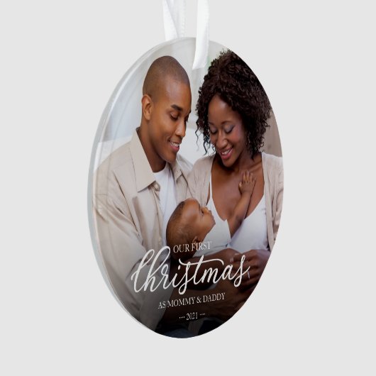 私たちの初めてのクリスマスママとパパ家族の写真 オーナメント (正面)