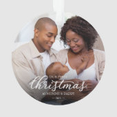 私たちの初めてのクリスマスママとパパ家族の写真 オーナメント (裏面)