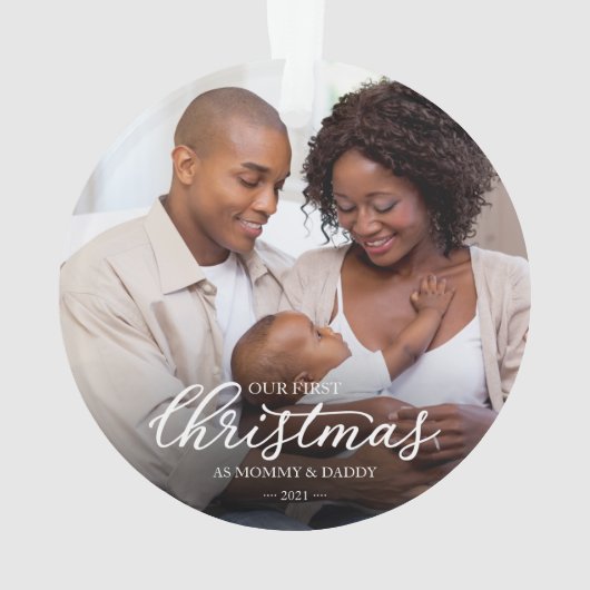 私たちの初めてのクリスマスママとパパ家族の写真 オーナメント (裏面)