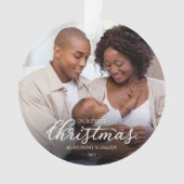 私たちの初めてのクリスマスママとパパ家族の写真 オーナメント (正面)