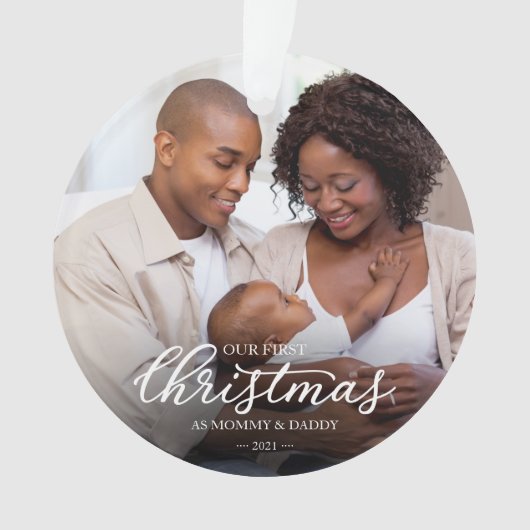 私たちの初めてのクリスマスママとパパ家族の写真 オーナメント (正面)