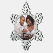 私たちの初めてのクリスマスママとパパ家族の写真 スノーフレークピューターオーナメント (右)