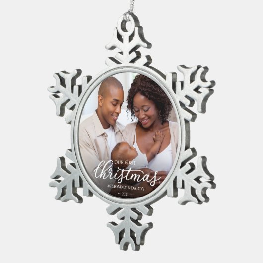 私たちの初めてのクリスマスママとパパ家族の写真 スノーフレークピューターオーナメント (右)