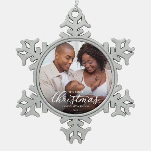 私たちの初めてのクリスマスママとパパ家族の写真 スノーフレークピューターオーナメント (正面)