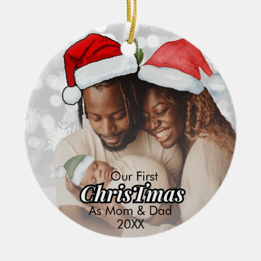 私たちの初めてのクリスマスママとパパ家族の写真 セラミックオーナメント (正面)
