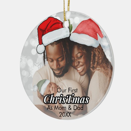 私たちの初めてのクリスマスママとパパ家族の写真 セラミックオーナメント (左)