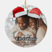 私たちの初めてのクリスマスママとパパ家族の写真 セラミックオーナメント (裏面)
