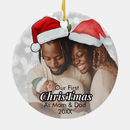 私たちの初めてのクリスマスママとパパ家族の写真 セラミックオーナメント (裏面)